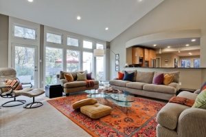 Точечные светильники на скошенном потолке в гостиной Точечные светильники на скошенном потолке в гостиной