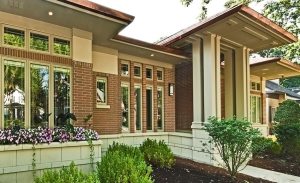 Сочетание клинкерного кирпича с гиперпрессованным вместе со штукатуркой выглядит очень современно