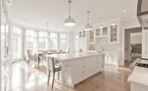 Прекрасное сочетание подвесных и точечных светильников Прекрасное сочетание подвесных и точечных светильников