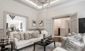 Комбинация люстры и точечных светильников Комбинация люстры и точечных светильников