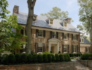 Отделка фасада гиперпессованным кирпичом, вместе с прилегающей территорией выглядит шикарно