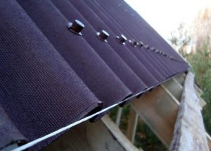 Среди преимуществ ондулина следует выделить небольшой вес и легкость монтажа Среди преимуществ ондулина следует выделить небольшой вес и легкость монтажа