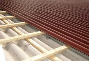 Одно из преимуществ ондулина состоит в том, что его можно укладывать, не снимая старого покрытия Одно из преимуществ ондулина состоит в том, что его можно укладывать, не снимая старого покрытия