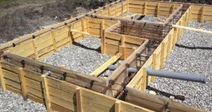 Для строительства ленточного фундамента используется деревянная опалубка, стальные конструкции, цемент