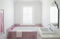 Пример отделки ванной комнаты в стиле печворк с использованием однотонной узорчатой плитки