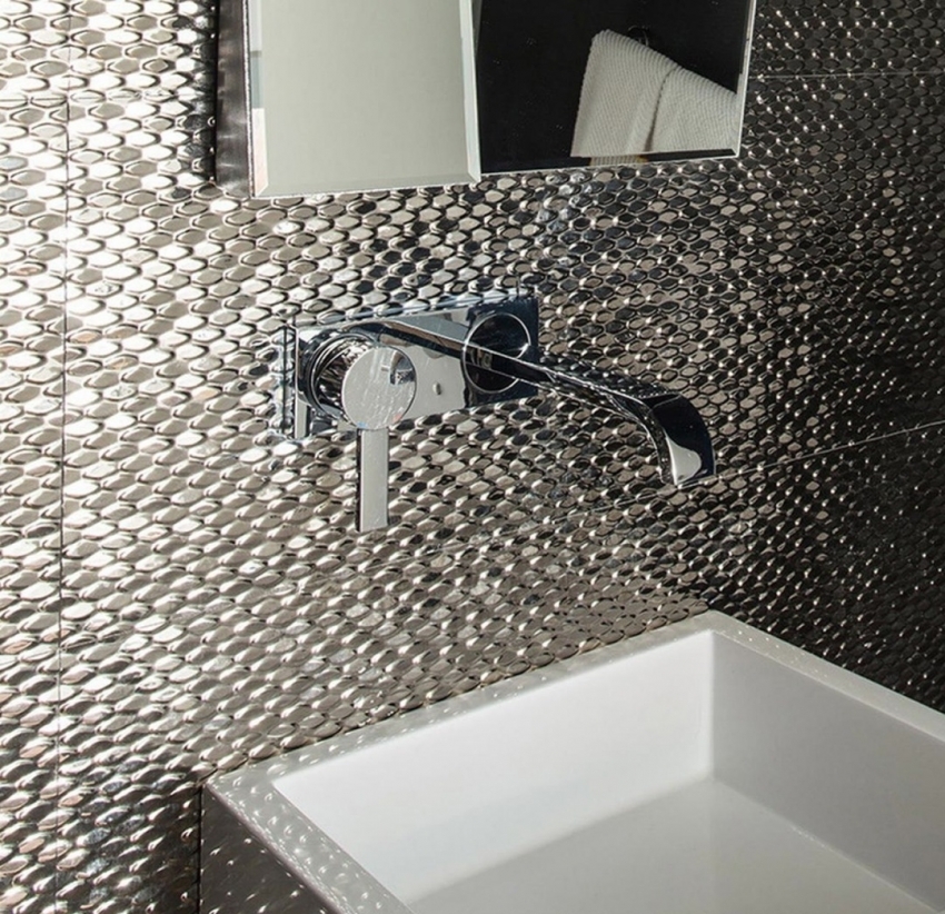 Зеркальная плитка может иметь разный цвет и фактуру, поэтому можно использовать именно такой тип материала для оформления акцентной стены в ванной