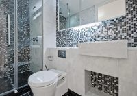 Для оформления ванной небольшого размера стоит использовать мелкую плитку в виде мозаики, подчеркнуть которую можно с помощью зеркальных элементов