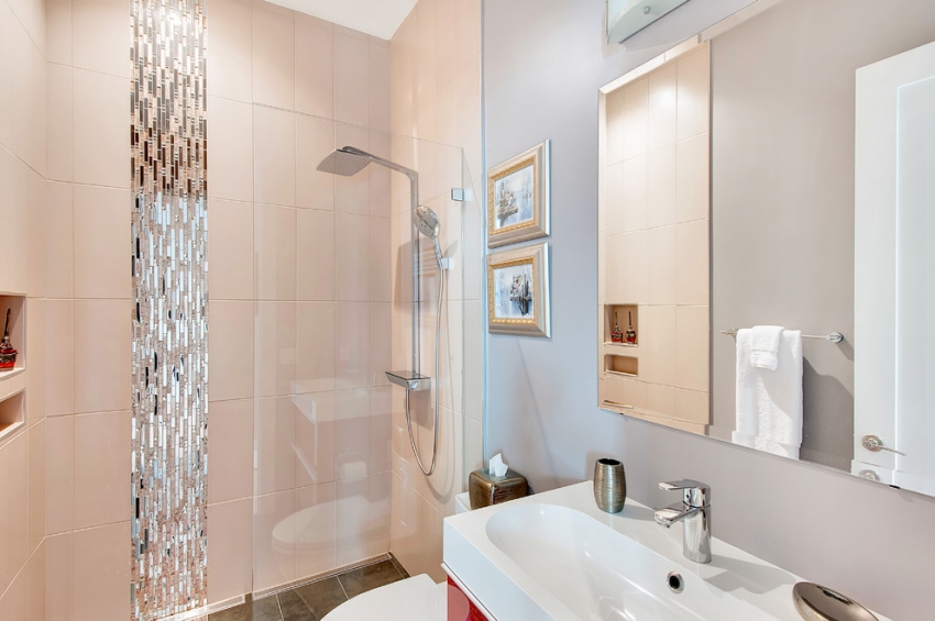 Пример частичного использования зеркальной плитки в душевой кабине ванной комнаты