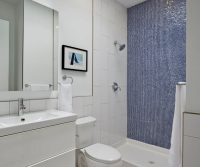 С помощью укладки плитки контрастного цвета на одну из стен можно зрительно углубить пространство ванной комнаты