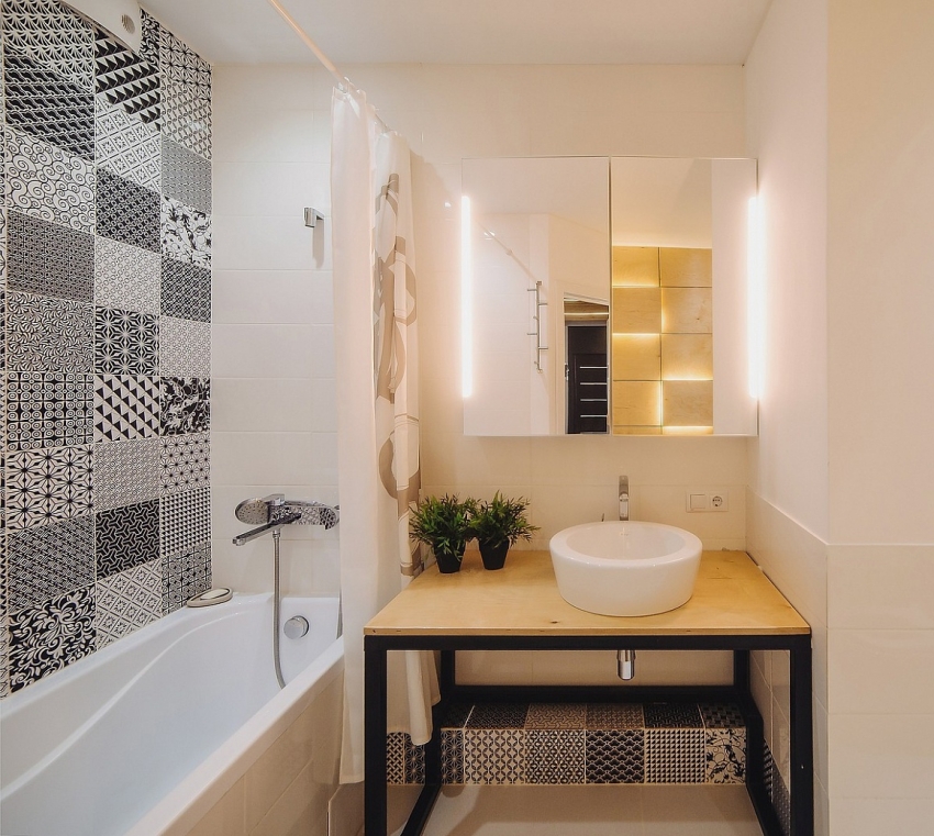Пример правильной комбинации черно-белой плитки и материалов теплых оттенков, что позволило создать уютный дизайн интерьера ванной комнаты