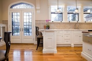 Стеклянные вставки в дверях добавят света и расширят внутреннее пространство дома Стеклянные вставки в дверях добавят света и расширят внутреннее пространство дома