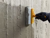 Нанесение гидроизоляционной смеси на стену подвала нужно осуществлять на очищенную и загрунтованную поверхность Нанесение гидроизоляционной смеси на стену подвала нужно осуществлять на очищенную и загрунтованную поверхность