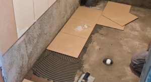 Поверх гидроизоляции делается стяжка и только потом укладывается плитка Поверх гидроизоляции делается стяжка и только потом укладывается плитка