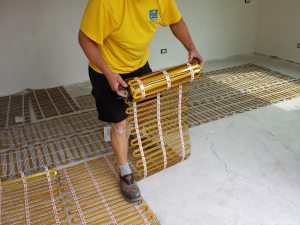 Укладывать нагревательные маты электрического тёплого пола очень просто Укладывать нагревательные маты электрического тёплого пола очень просто