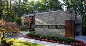 Гиперпрессованный облицовочный кирпич с успехом заменяет натуральный камень при отделке фасадов Гиперпрессованный облицовочный кирпич с успехом заменяет натуральный камень при отделке фасадов