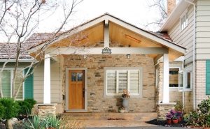 Гиперпрессованный кирпич прекрасно сочетается с сайдингом