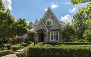 Дом облицованный кирпичом "под камень" смотрится очень надежно