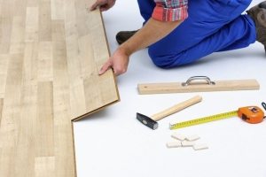 Укладка ламината производится перпендикулярно окну Укладка ламината производится перпендикулярно окну