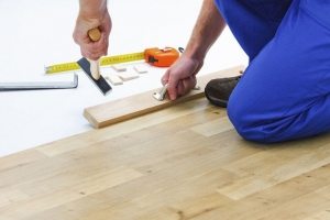 >Уплотнение рядов ламината при помощи подбивочного бруска >Уплотнение рядов ламината при помощи подбивочного бруска