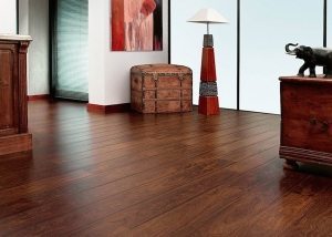 Ламинат, уложенный без порогов, зрительно увеличивает площадь комнаты Ламинат, уложенный без порогов, зрительно увеличивает площадь комнаты