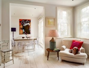 На полу гостиной и столовой уложен одинаковый ламинат без порога На полу гостиной и столовой уложен одинаковый ламинат без порога