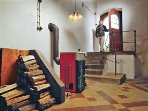 На выбор твердотопливного котла влияет площадь обогреваемого помещения, наличие и тип утепления стен, индивидуальные климатические условия На выбор твердотопливного котла влияет площадь обогреваемого помещения, наличие и тип утепления стен, индивидуальные климатические условия