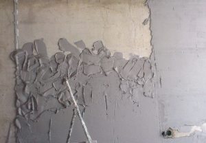 Цементный раствор сначала накидывается на стену с помощью мастерка, затем смесь равномерно распределяется правилом