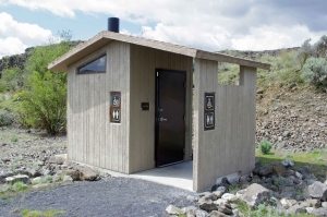 Цвет деревянного туалета может гармонировать с окружающим ландшафтом Цвет деревянного туалета может гармонировать с окружающим ландшафтом