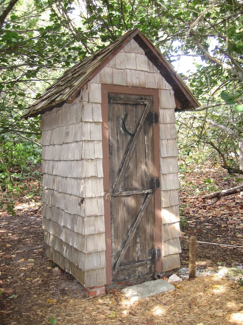 Туалет из деревянной дранки