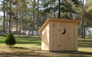 Аккуратный туалет из строганной доски Аккуратный туалет из строганной доски