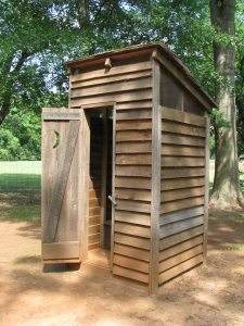 Туалет на даче из необрезной доски Туалет на даче из необрезной доски