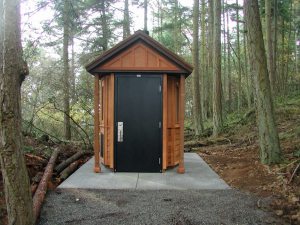 Утепленный туалет на бетонном основании с металлической дверью Утепленный туалет на бетонном основании с металлической дверью