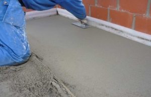 Чтобы избежать растрескивания стяжки после укладки полусухим методом, ее следует хорошо утрамбовать Чтобы избежать растрескивания стяжки после укладки полусухим методом, ее следует хорошо утрамбовать