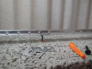 Использование алюминиевых маяков для стяжки поможет добиться строго горизонтальной поверхности пола Использование алюминиевых маяков для стяжки поможет добиться строго горизонтальной поверхности пола