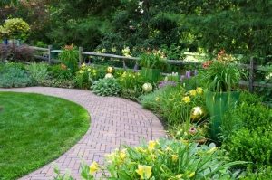 Самым экономным вариантом является плитка, изготовленная методом вибролитья Самым экономным вариантом является плитка, изготовленная методом вибролитья