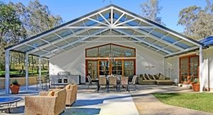 Навес с высокой двускатной крышей из поликарбоната Навес с высокой двускатной крышей из поликарбоната