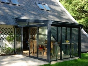 Небольшая веранда, пристроенная к дому Небольшая веранда, пристроенная к дому