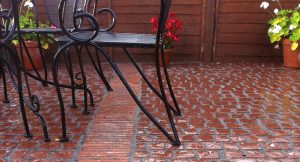 Яркая плитка украшает двор частного дома Яркая плитка украшает двор частного дома