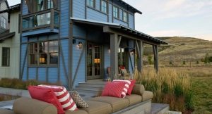 Крыльцо с козырьком в частном доме, выполненное из дерева Крыльцо с козырьком в частном доме, выполненное из дерева