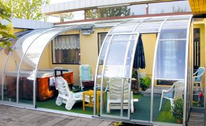 Веранда из поликарбоната оригинальной полукруглой формы Веранда из поликарбоната оригинальной полукруглой формы