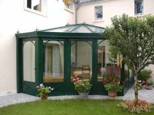 Угловая пристройка с примыканием к стенам дома Угловая пристройка с примыканием к стенам дома