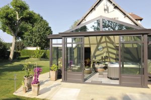 Раздвижные двери-купе на веранде позволяют регулировать потоки свежего воздуха внутрь помещения Раздвижные двери-купе на веранде позволяют регулировать потоки свежего воздуха внутрь помещения