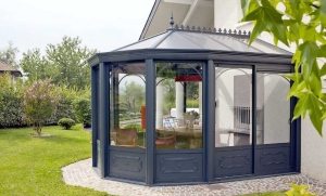 Пристроенная веранда укрыта металлической кровлей Пристроенная веранда укрыта металлической кровлей