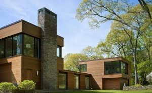 Каменный дымоход на фасаде из сайдинга Каменный дымоход на фасаде из сайдинга