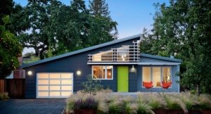 С помощью сайдинга можно быстро и недорого оформить фасад здания Дома обшитые сайдингом. Фото вариантов отделки