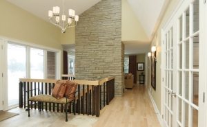 Внутренний дымоход рядом с лестницей Внутренний дымоход рядом с лестницей