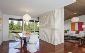 Внутренний дымоход в гостиной Внутренний дымоход в гостиной