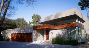 Деревянный козырек над входом ровной геометрической формы Деревянный козырек над входом ровной геометрической формы