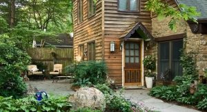 Сочетание деревянного сайдинга и природного камня выглядит очень органично Сочетание деревянного сайдинга и природного камня выглядит очень органично