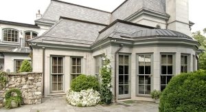 Дом, облицованный искусственным камнем, выглядит солидно Дом, облицованный искусственным камнем, выглядит солидно